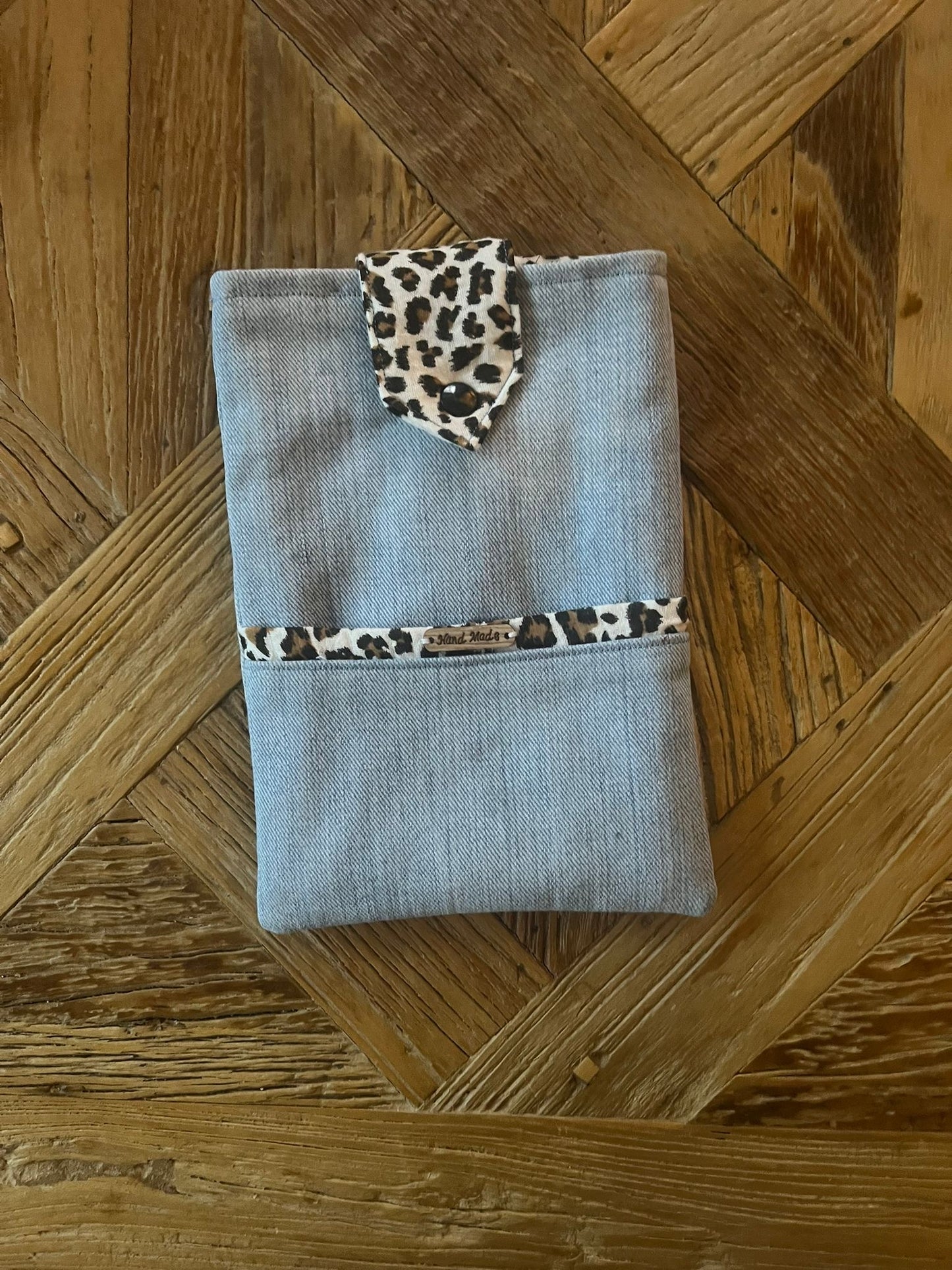 Denim boekhoes met panterprint